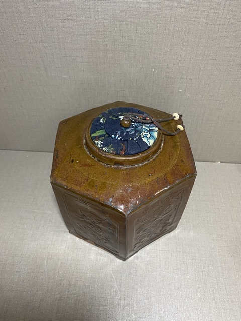 古玩陶瓷褐釉花卉紋六方茶葉罐拍賣，當(dāng)前價(jià)格580元