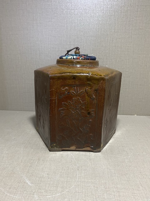 古玩陶瓷褐釉花卉紋六方茶葉罐拍賣，當(dāng)前價(jià)格580元