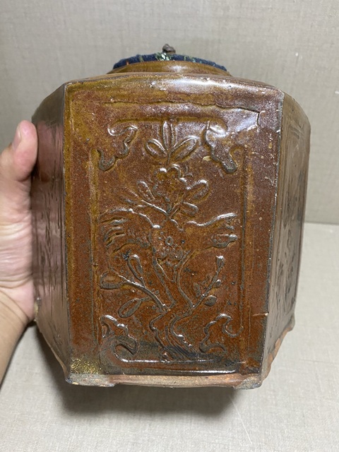 古玩陶瓷褐釉花卉紋六方茶葉罐拍賣，當(dāng)前價(jià)格580元