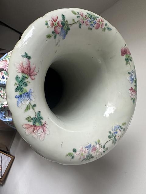 康熙藍地粉彩人物故事象耳瓶 現代工芸品 美術品 装飾品 置物 康熙藍地粉彩人物故事象耳瓶 現代工芸品 美術品 装飾
