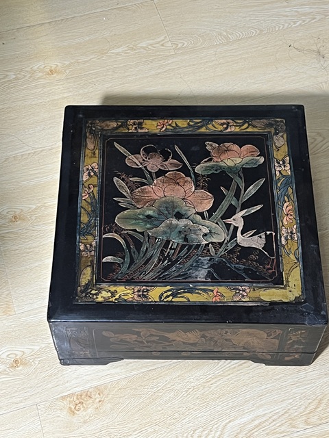 古玩雜項(xiàng)清代花鳥彩繪漆木盒拍賣,當(dāng)前價(jià)格5000元