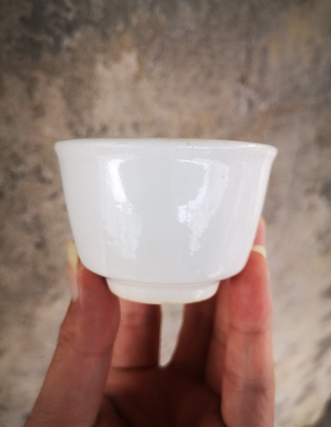 古玩陶瓷清代.甜白釉唇口杯（飲茶利器）拍賣，當前價格200元
