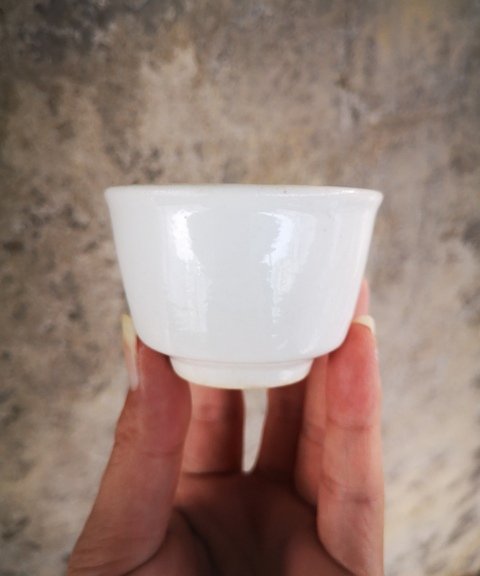 古玩陶瓷清代.甜白釉唇口杯（飲茶利器）拍賣，當前價格200元