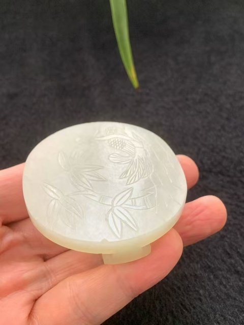 古玩玉器清代和田玉雕“鳳鳴在竹”帶扣拍賣，當(dāng)前價(jià)格9000元