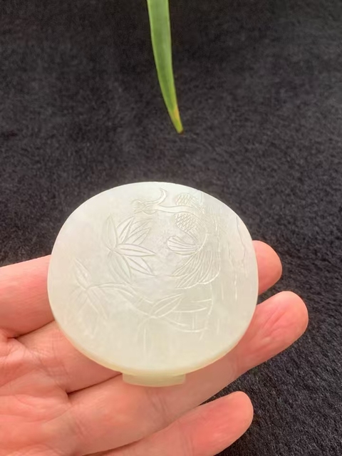 古玩玉器清代和田玉雕“鳳鳴在竹”帶扣拍賣，當(dāng)前價(jià)格9000元