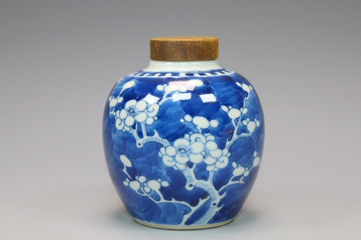 清晚期·青花留白折枝冰梅紋蓋罐拍賣(mài)，當(dāng)前價(jià)格2800元