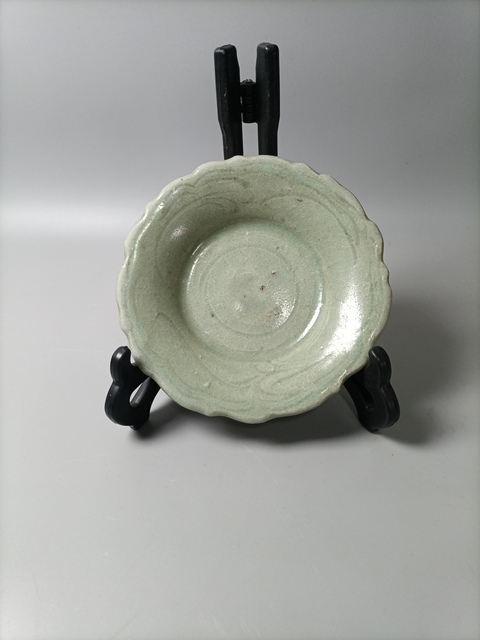 古玩陶瓷元末明初·龍泉青釉劃花紋花口盤拍賣，當前價格3699元