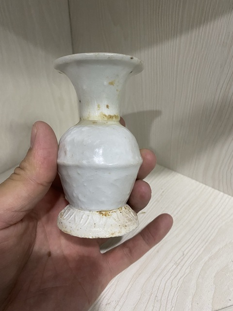 古玩陶瓷白瓷花卉紋撇口瓶拍賣(mài)，當(dāng)前價(jià)格580元
