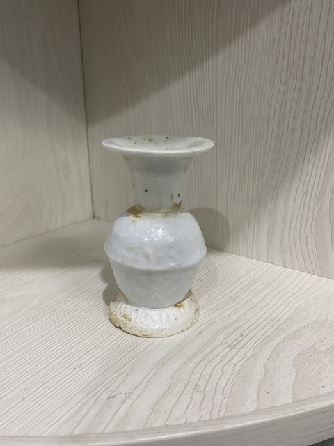 古玩陶瓷白瓷花卉紋撇口瓶拍賣(mài)，當(dāng)前價(jià)格580元