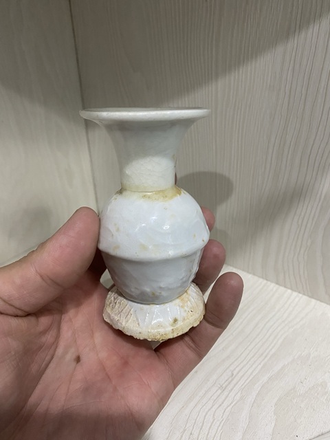 古玩陶瓷白瓷花卉紋撇口瓶拍賣(mài)，當(dāng)前價(jià)格580元