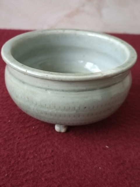 古玩陶瓷龍泉青瓷跳刀紋三足爐拍賣，當前價格2600元