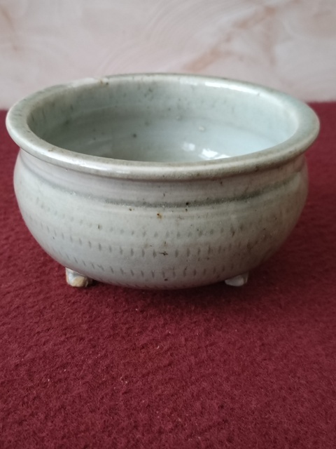 古玩陶瓷龍泉青瓷跳刀紋三足爐拍賣，當前價格2600元