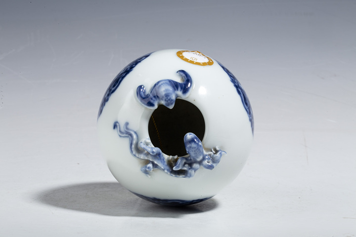 古玩陶瓷民國(guó)·青花團(tuán)鳳堆塑蝙蝠螭龍紋水盂拍賣,當(dāng)前價(jià)格1176元