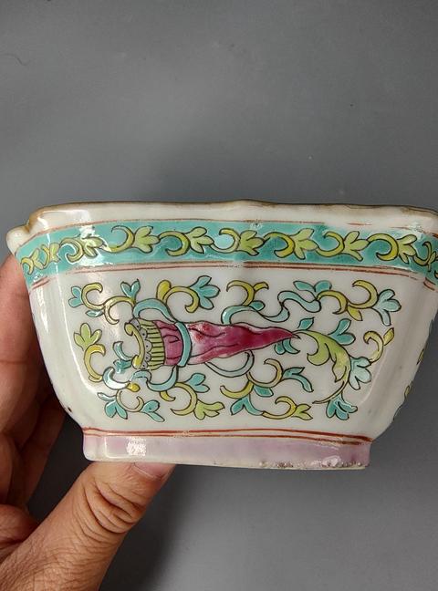 清 粉彩人物紋四方碗 大清同治年制款 中国 古美術 A famille-rose and blue and white 'lotus' bowl, Mark and