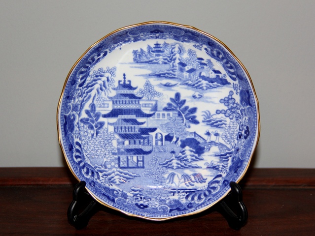 古玩陶瓷清乾隆?青花亭臺樓閣山水紋花口小盤(超細路精品)拍賣,當(dāng)前價格1288元
