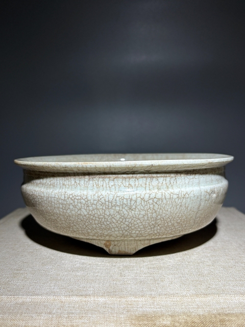 古玩陶瓷明代哥釉三足香爐拍賣,當前價格1388元