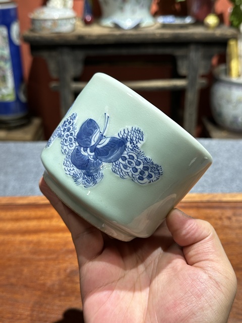 古玩陶瓷清代中期豆青青花夾白香爐拍賣,當前價格8800元