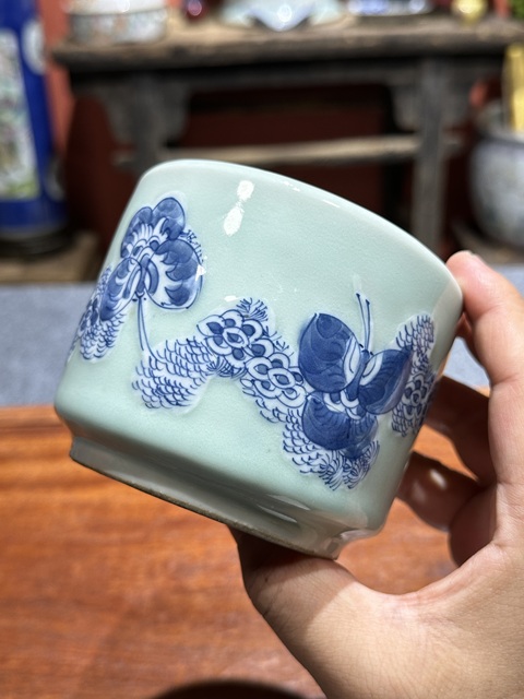 古玩陶瓷清代中期豆青青花夾白香爐拍賣,當前價格8800元