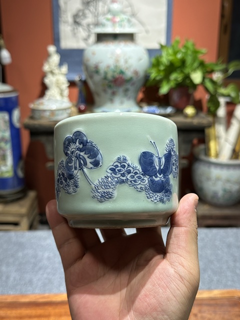 古玩陶瓷清代中期豆青青花夾白香爐拍賣,當前價格8800元