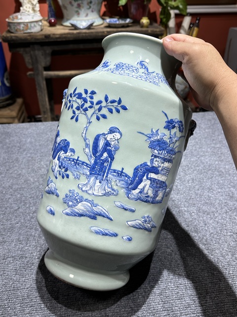 古玩陶瓷清代中期豆青青花高夾白人物紋燈籠尊拍賣，當(dāng)前價(jià)格26800元