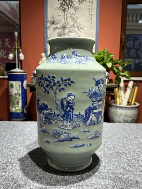 古玩陶瓷清代中期豆青青花高夾白人物紋燈籠尊拍賣，當(dāng)前價(jià)格26800元