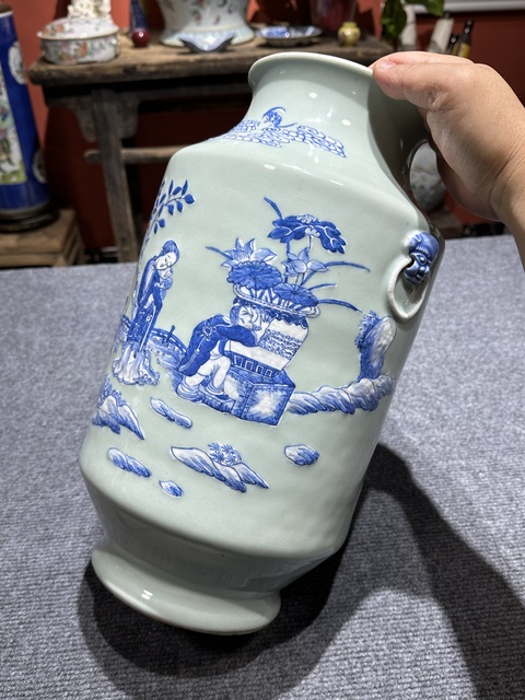 古玩陶瓷清代中期豆青青花高夾白人物紋燈籠尊拍賣，當(dāng)前價(jià)格26800元