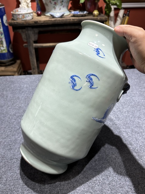 古玩陶瓷清代中期豆青青花高夾白人物紋燈籠尊拍賣，當(dāng)前價(jià)格26800元