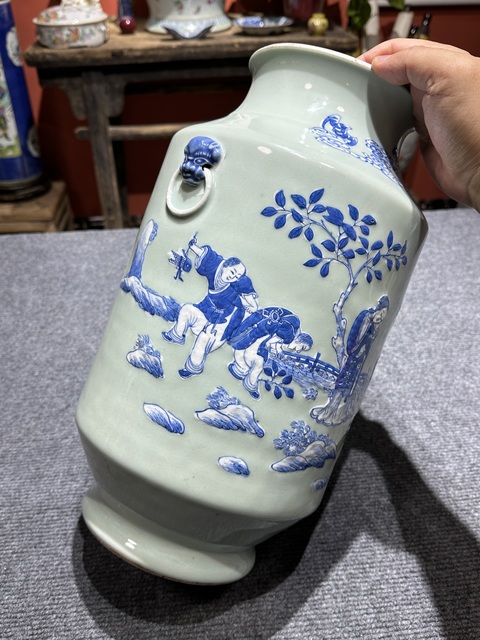 古玩陶瓷清代中期豆青青花高夾白人物紋燈籠尊拍賣，當(dāng)前價(jià)格26800元