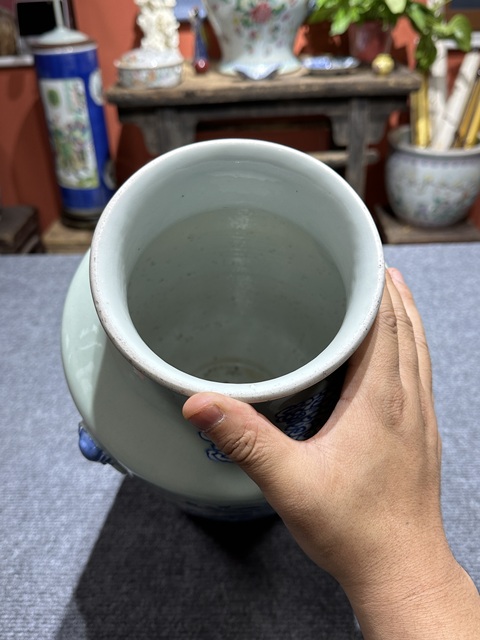古玩陶瓷清代中期豆青青花高夾白人物紋燈籠尊拍賣，當(dāng)前價(jià)格26800元