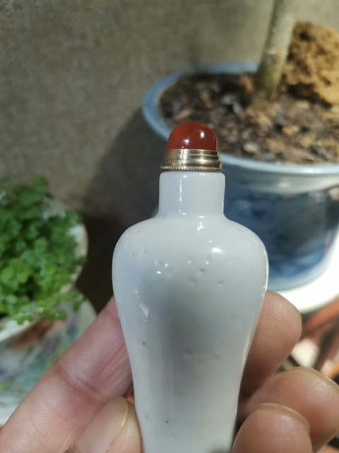 古玩陶瓷晚清甜白釉鼻煙壺拍賣,當(dāng)前價(jià)格1800元