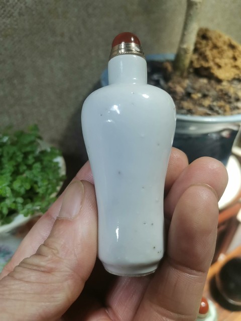 古玩陶瓷晚清甜白釉鼻煙壺拍賣,當(dāng)前價(jià)格1800元