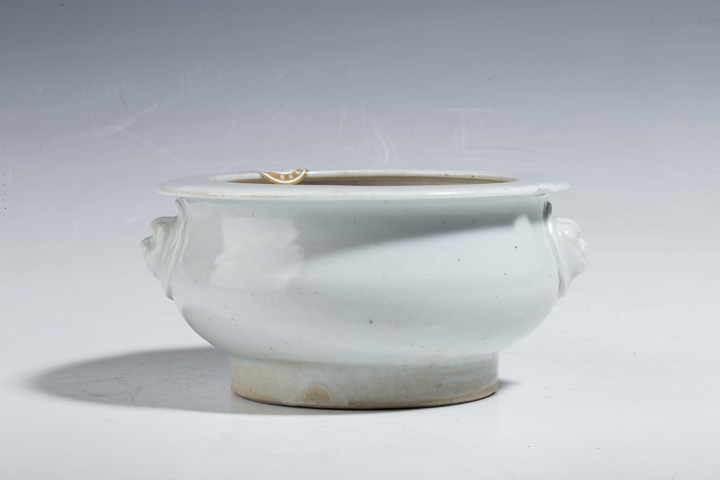 古玩陶瓷(優品)清中晚·德化窯白釉獅耳香爐拍賣,當前價格0元