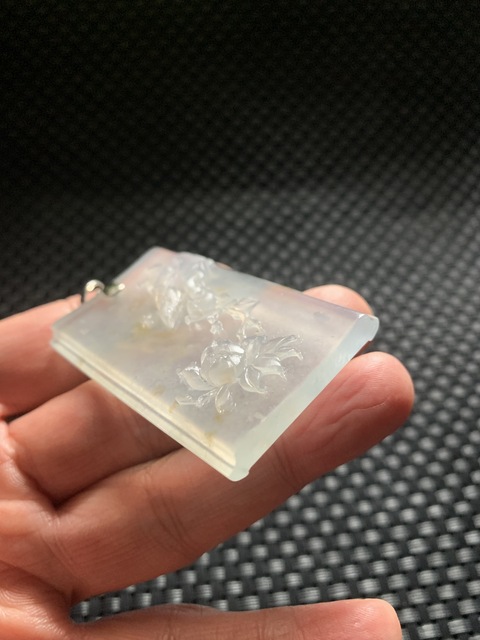 古玩玉器（當(dāng)代極品）頂級(jí)木那翡翠近玻璃種灑黃翡書形牌子拍賣，當(dāng)前價(jià)格130000元