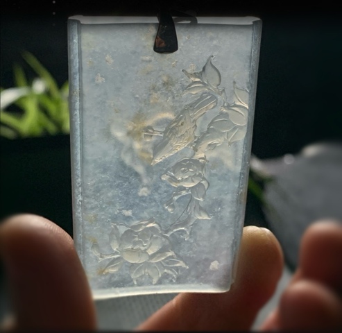 古玩玉器（當(dāng)代極品）頂級(jí)木那翡翠近玻璃種灑黃翡書形牌子拍賣，當(dāng)前價(jià)格130000元