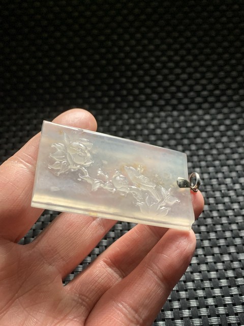 古玩玉器（當(dāng)代極品）頂級(jí)木那翡翠近玻璃種灑黃翡書形牌子拍賣，當(dāng)前價(jià)格130000元