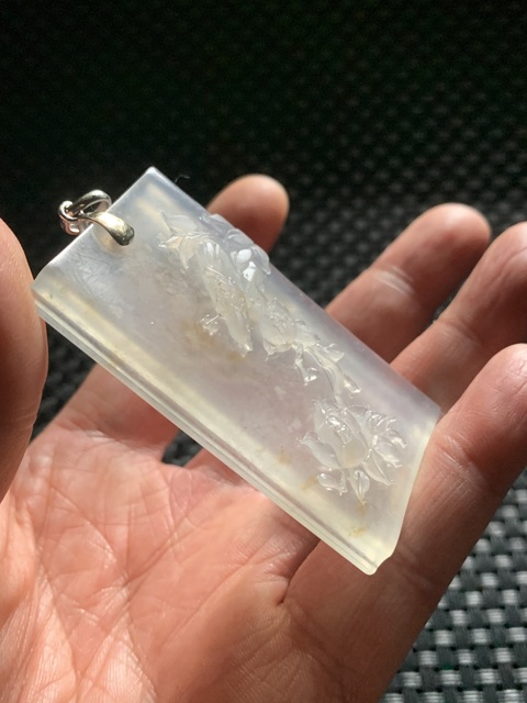 古玩玉器（當(dāng)代極品）頂級(jí)木那翡翠近玻璃種灑黃翡書形牌子拍賣，當(dāng)前價(jià)格130000元
