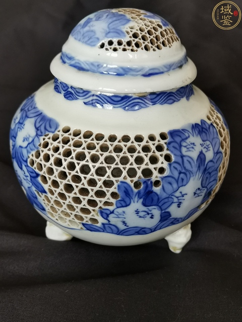 古玩陶瓷晚清民國·青花石榴鏤空獸足熏爐拍賣，當前價格1480元
