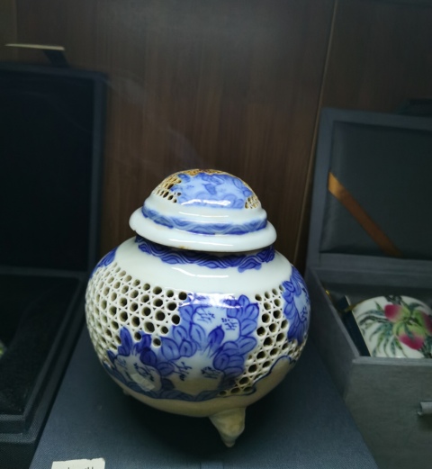 古玩陶瓷晚清民國·青花石榴鏤空獸足熏爐拍賣，當前價格1480元
