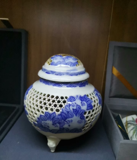 古玩陶瓷晚清民國·青花石榴鏤空獸足熏爐拍賣，當前價格1480元