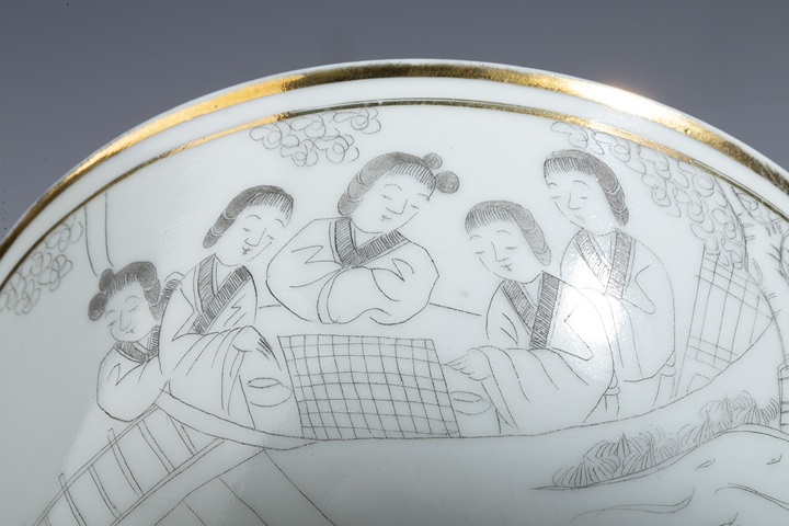 古玩陶瓷清末民初·白釉描金刻瓷庭院仕女對弈圖碗拍賣,當前價格1500元