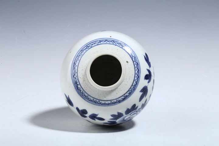 古玩陶瓷清中期·青花洞石牡丹紋小罐拍賣，當前價格108元