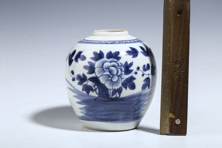 古玩陶瓷清中期·青花洞石牡丹紋小罐拍賣，當前價格108元