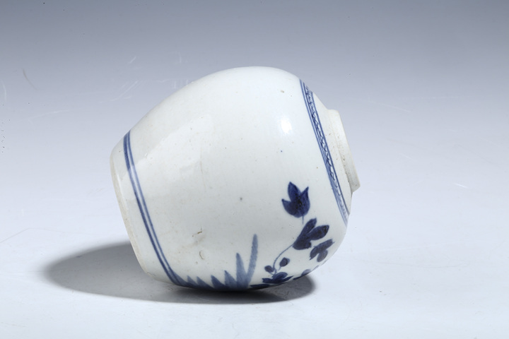 古玩陶瓷清中期·青花洞石牡丹紋小罐拍賣，當前價格108元