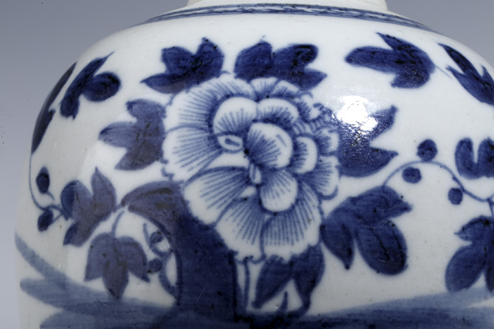 古玩陶瓷清中期·青花洞石牡丹紋小罐拍賣，當前價格108元