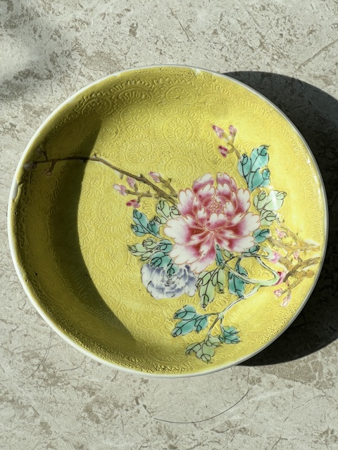 古玩陶瓷民國黃地軋道粉彩花卉紋盤拍賣，當前價格1500元