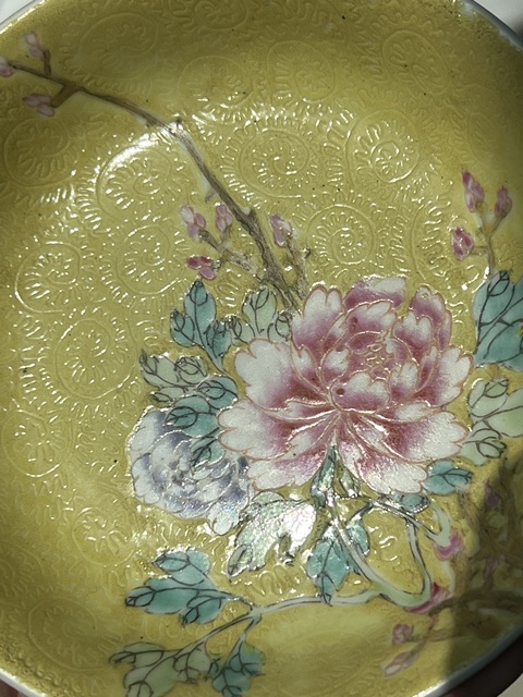 古玩陶瓷民國黃地軋道粉彩花卉紋盤拍賣，當前價格1500元