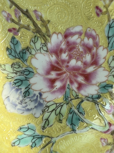 古玩陶瓷民國黃地軋道粉彩花卉紋盤拍賣，當前價格1500元