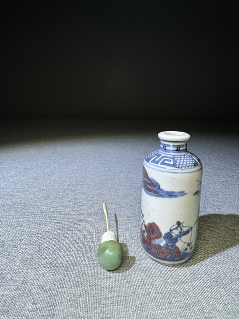 域鉴古玩】清代中期青花釉里红孩提射雁纹鼻烟壶釉里红鼻烟壶拍卖