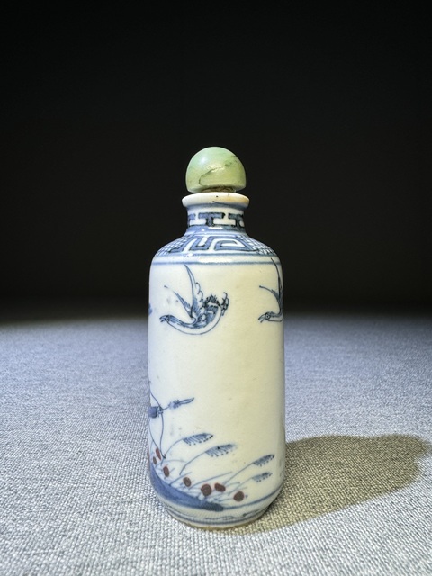 中国骨董　清中期　青花釉裏紅　人物　鼻煙壺　翡翠蓋　骨杓 青花山水圖鼻煙壺,青花釉裏紅人物圖鼻煙壺,粉彩嬰戲圖鼻煙壺三件
