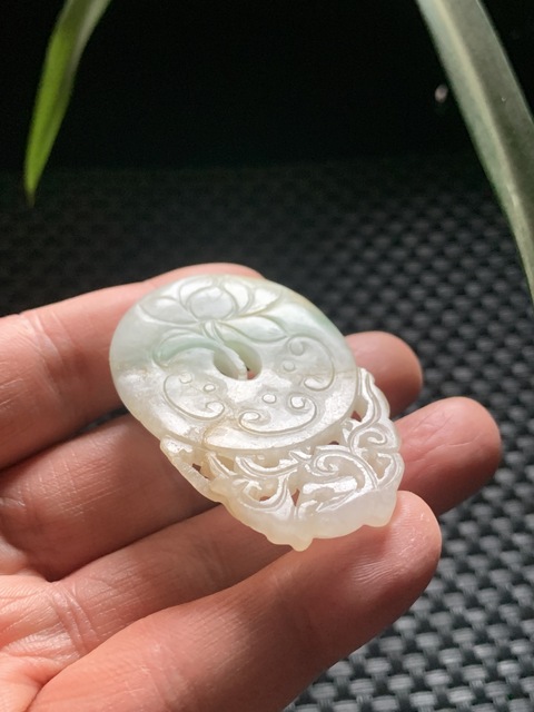 古玩玉器清代翡翠雕“龍紋花卉佩”拍賣，當前價格18000元